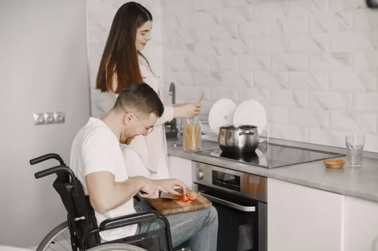 matrimonio con movilidad reducida cocinando en cocina reformada y adaptada en donostia