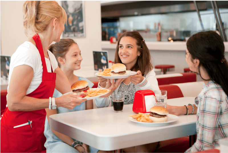 chicas disfrutando en un restaurante de franquicia de comida en donostia