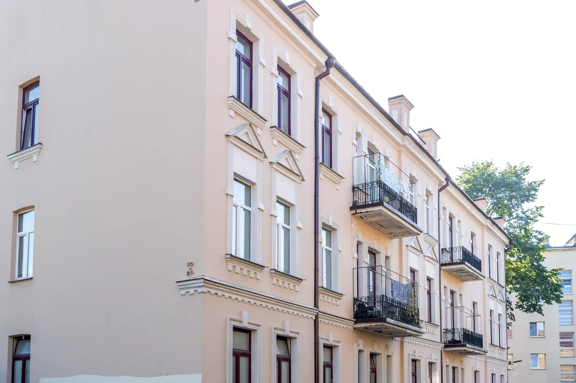 Fachada rehabilitada con aislamiento SATE